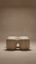 Table basse en noyer sculpté